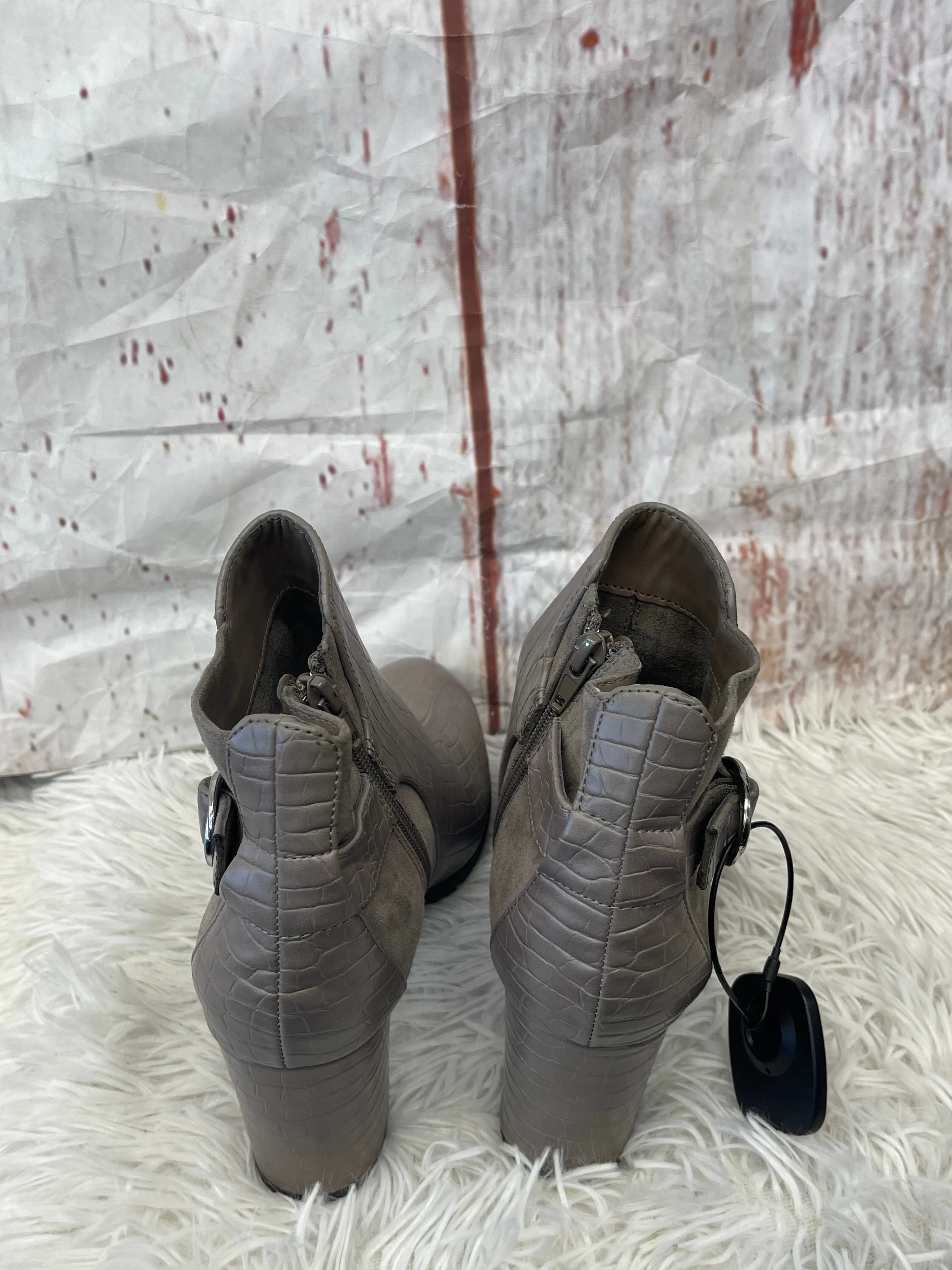 Boots Ankle Heels By Clothes Mentor  Size: 8.5